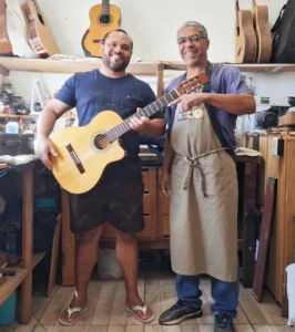 Hidratacão da escala violão Digiorgio e regulagem da altura das cordas. Cliente Satisfeito