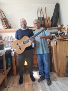 Encomenda entregue do Violão, pessoalmente no meu Ateliê, Cliente Satisfeito